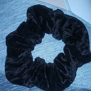 Forever 21 Velvet scrunchie